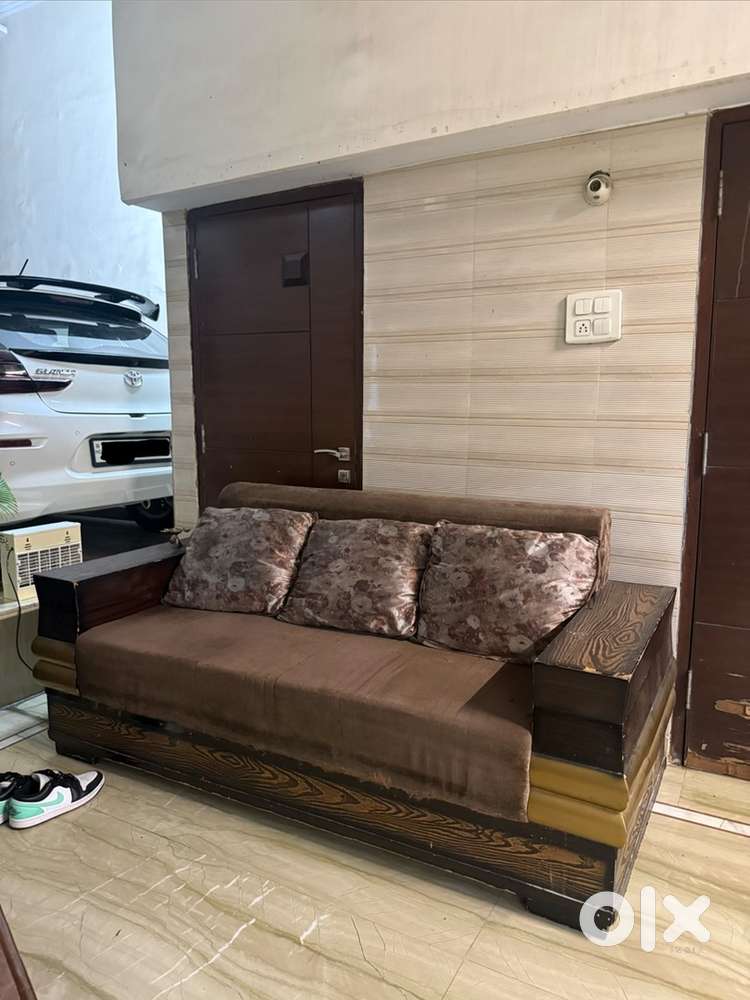 3 SEATER SOFA AVAILABLE WITH BEAUTIFUL PILLOWS
