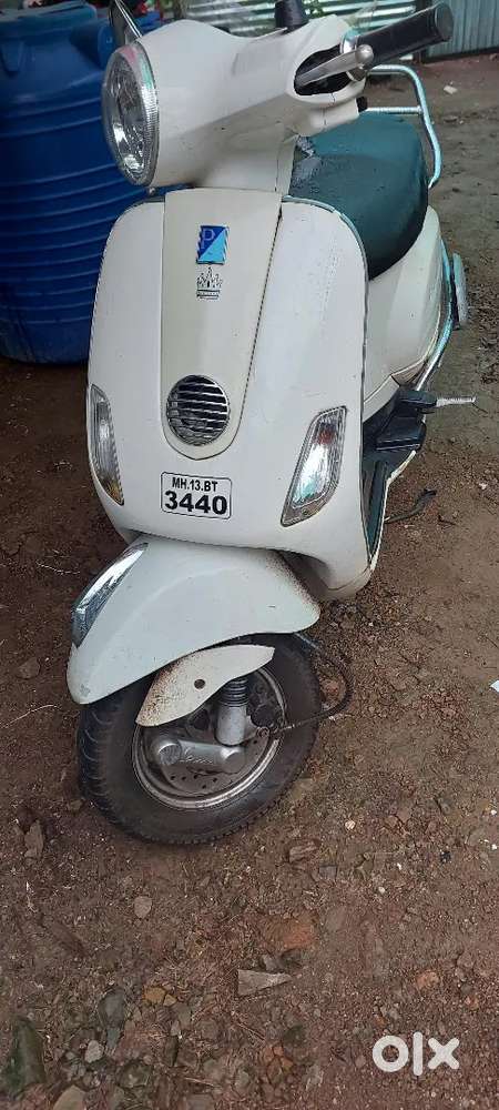 Single handed Vespa scooter