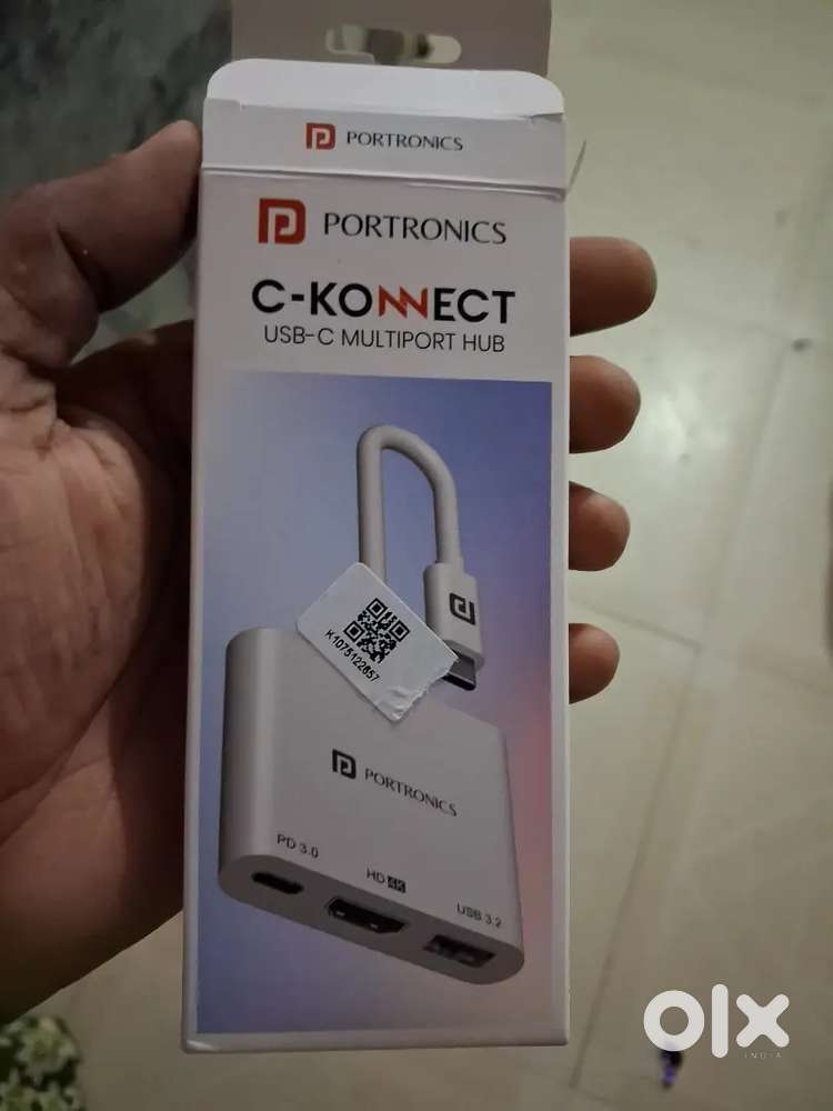 Keyboard, mouse , earbuds ,HDMI cable, type c hub, tripod