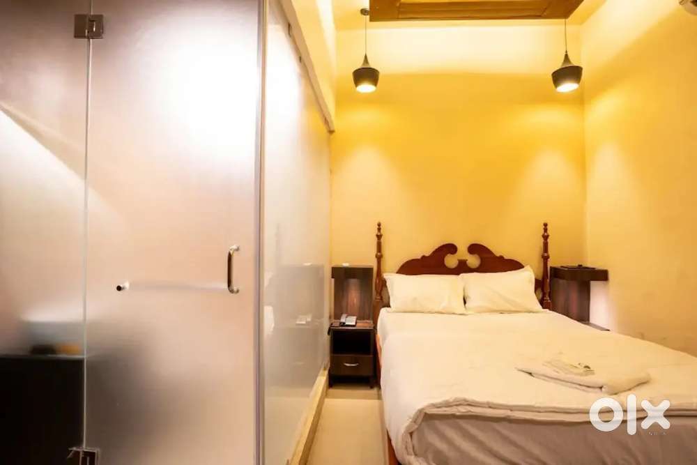 hotel receptionist (female)