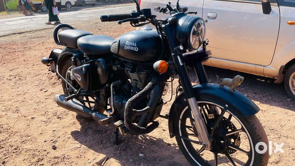 Royal Enfield classic 500 stealth black