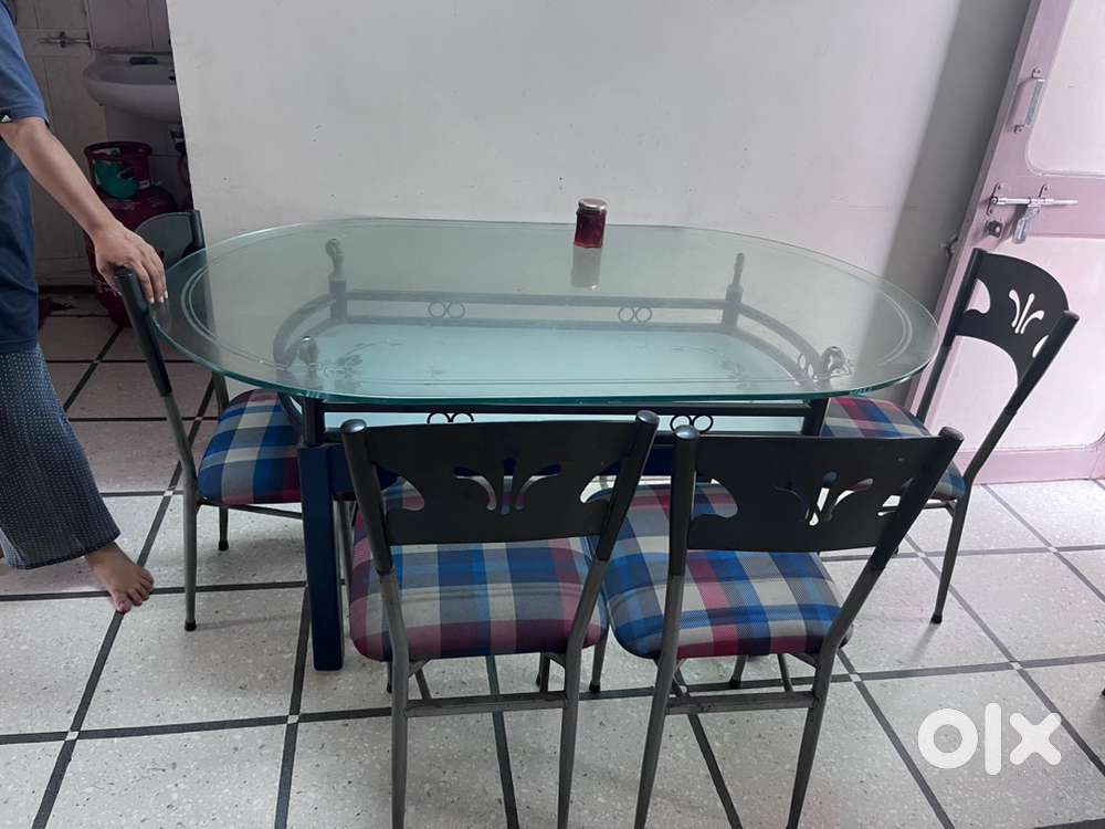 Dinning table with 4 chair