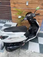 Mileage: around 35-40kmpl (fuel efficient )