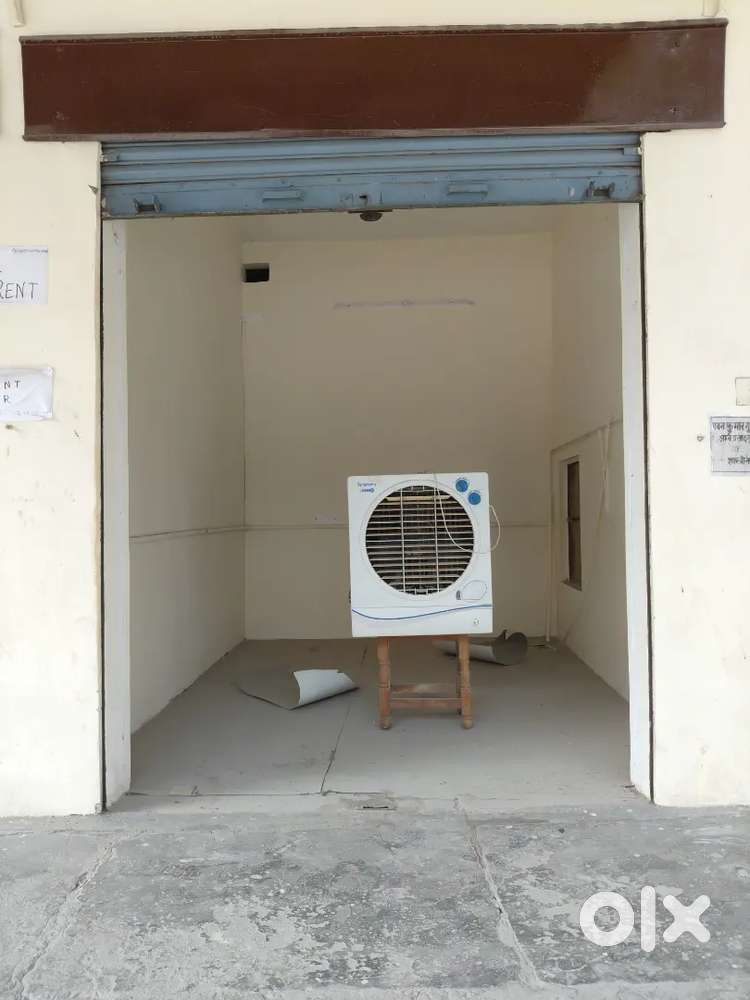 On road shops on rent