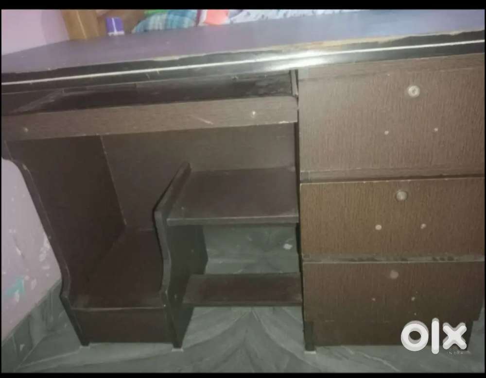 Wooden computer table