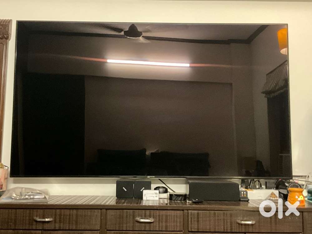 75 inches HD Samsung TV in excellent condition-No scratches