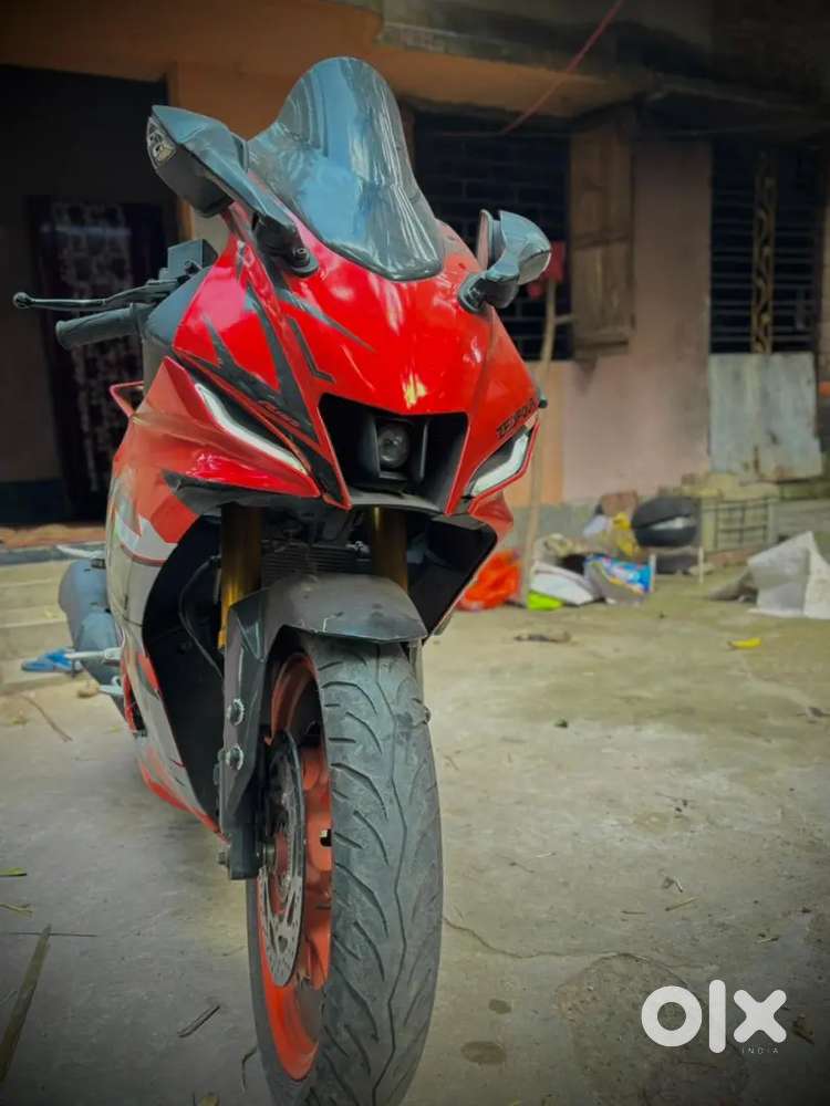 R15 V4 IS 150 cc BEAST . THIS BIKE HAVE BEAST MILAGE AND BEST STYLE •