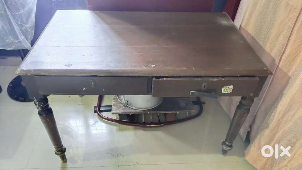 Wooden tabel,4.5*3.5 feet ,good condition taku wood 2 beds available