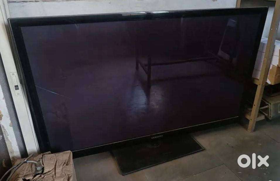 Cracked screen Samsung Plasma TV 51 inch PS51E550D1R