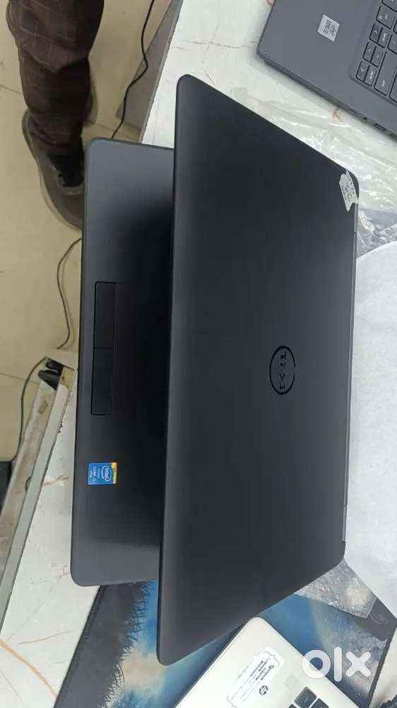 Dell cor i5 ram 8 SSD 256 gb tuch screen new candision laptop 1 year