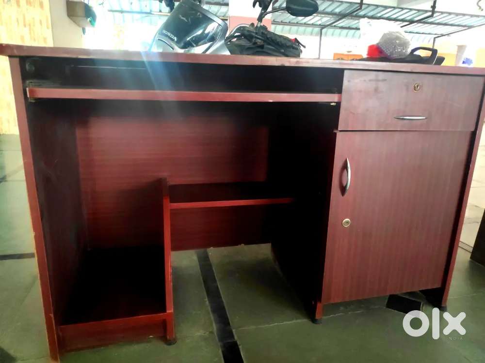 Computer table (or) office table