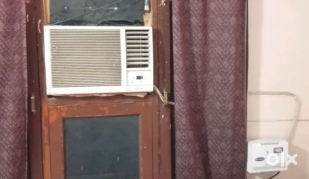 1 ton Voltas window AC with stablizer 2 year old