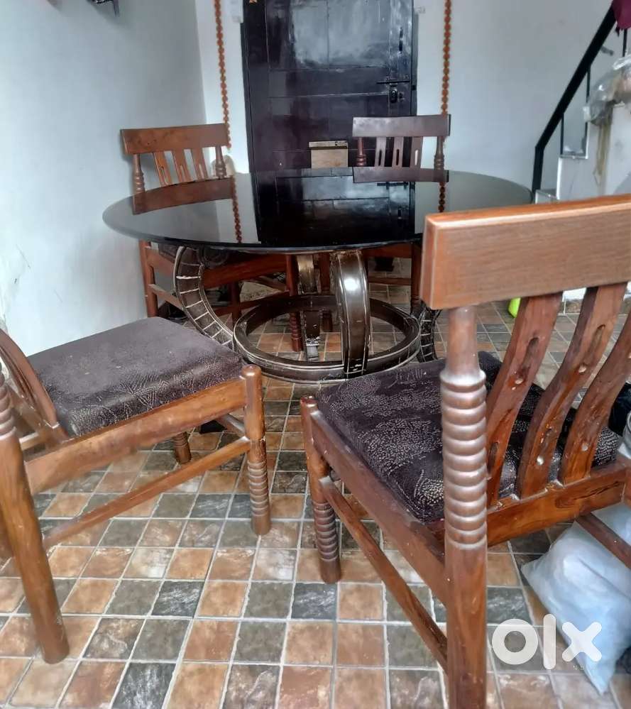 Round dining table