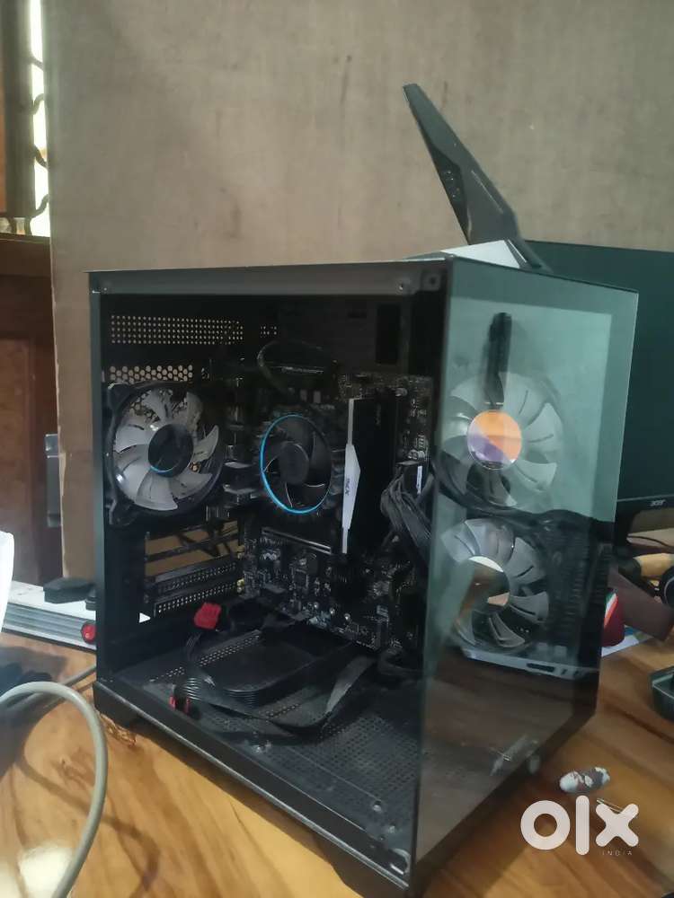 Selling pc full very High end pc fully setup with mic