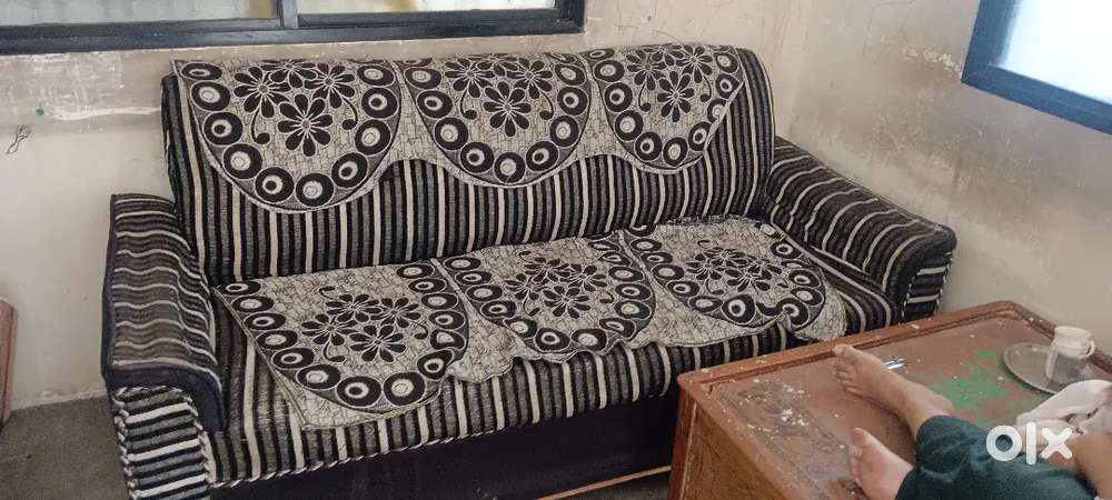 सोफा बेचना है।