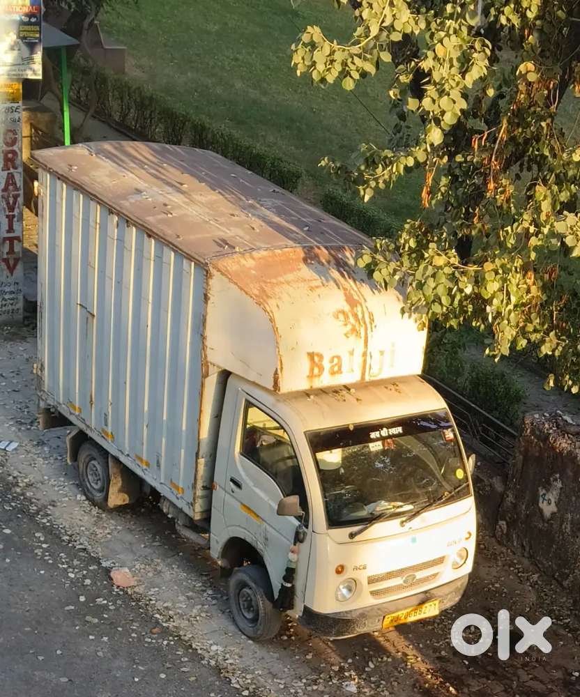 ड्राइवर की अवश्यकता है जो गाड़ी चलाए और दुकानों पर समान उतारे