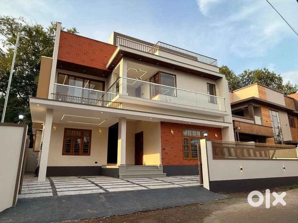 Kakkanad 5 cent 2450sqft 4bhk 3 car parking Edapally Pukkattupady rd