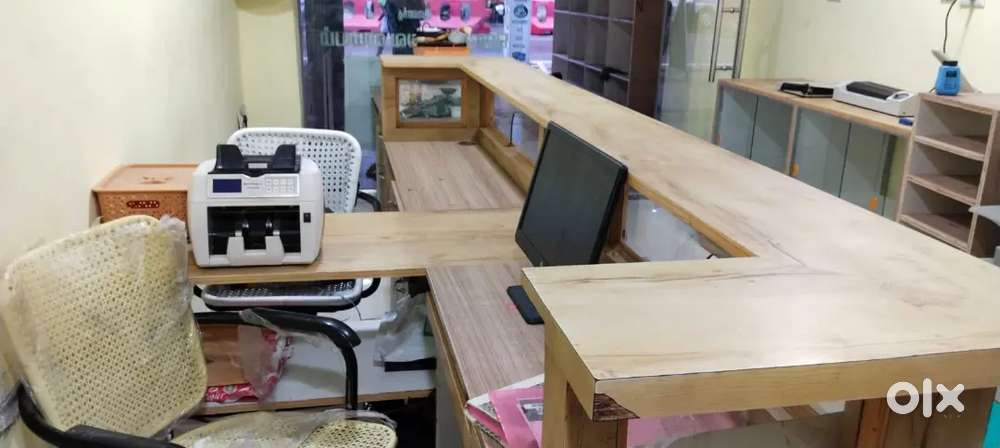 Bank cash counter table
