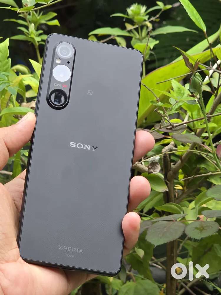 Sony Xperia 1 V 12/256GB 6 months warranty new condition with bill box