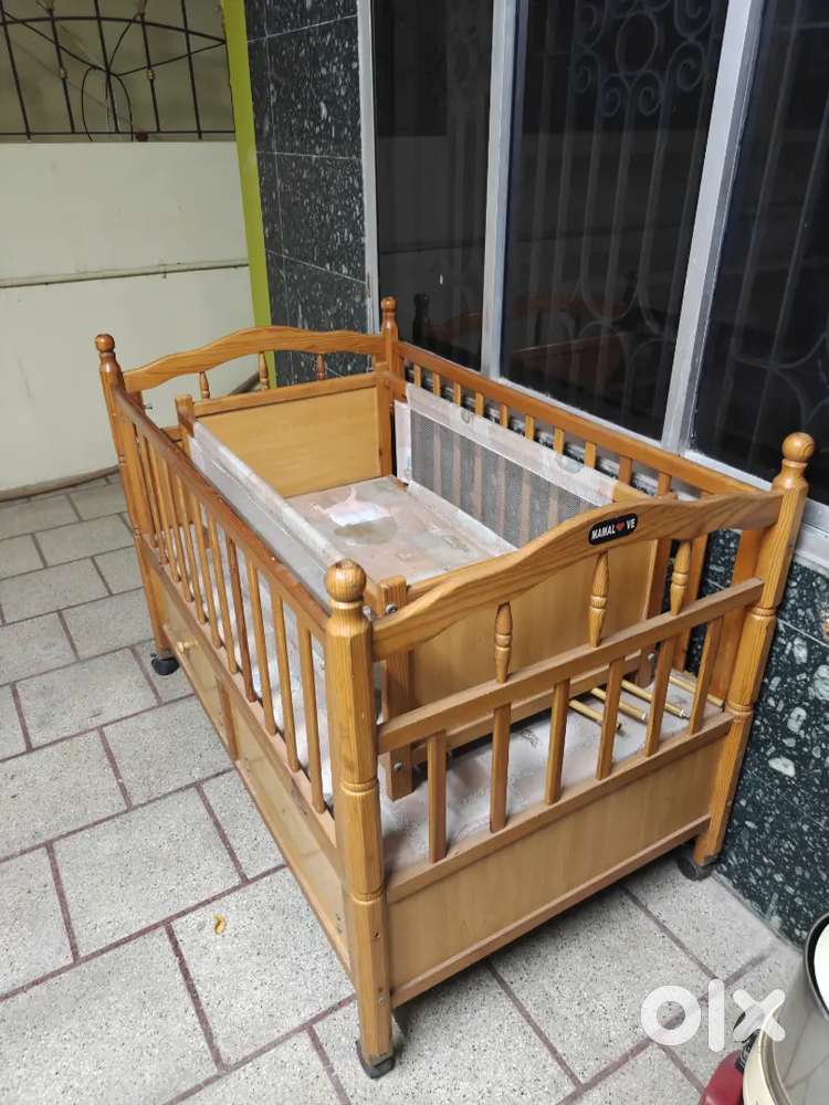 Baby cot bed