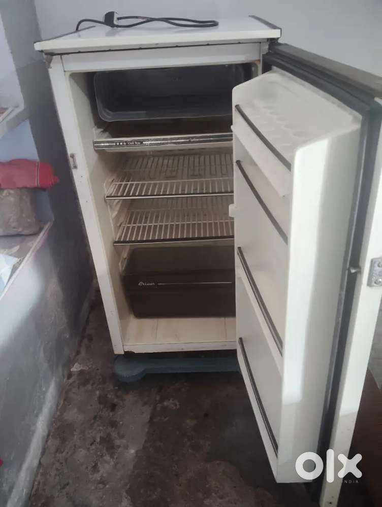 Old fridge for sale approx 160-165 litre