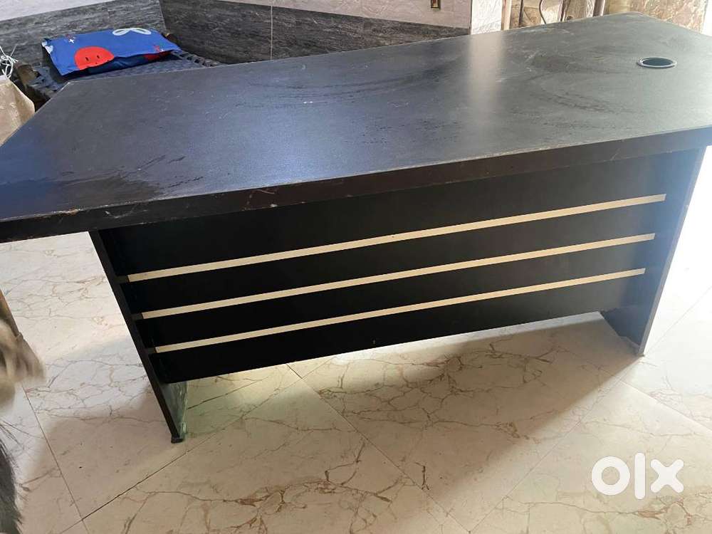 OFFICE TABLE 2.5X 5 FT IN VERY GOOD CONDITION.