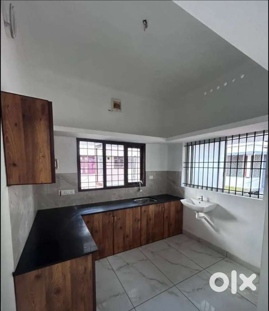 2 BHK FIRST FLOOR HOUSE FOR RENT IN THAMMANAM FOR FAMILY