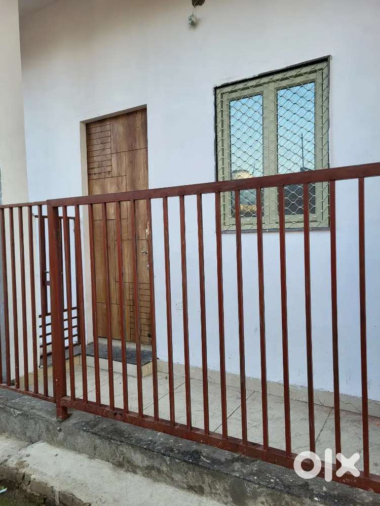 Room for rent available in chanderbani near galaxian school