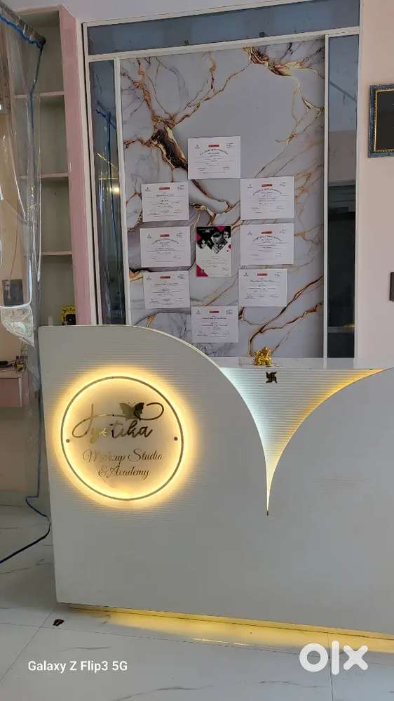 Salon fully furnished