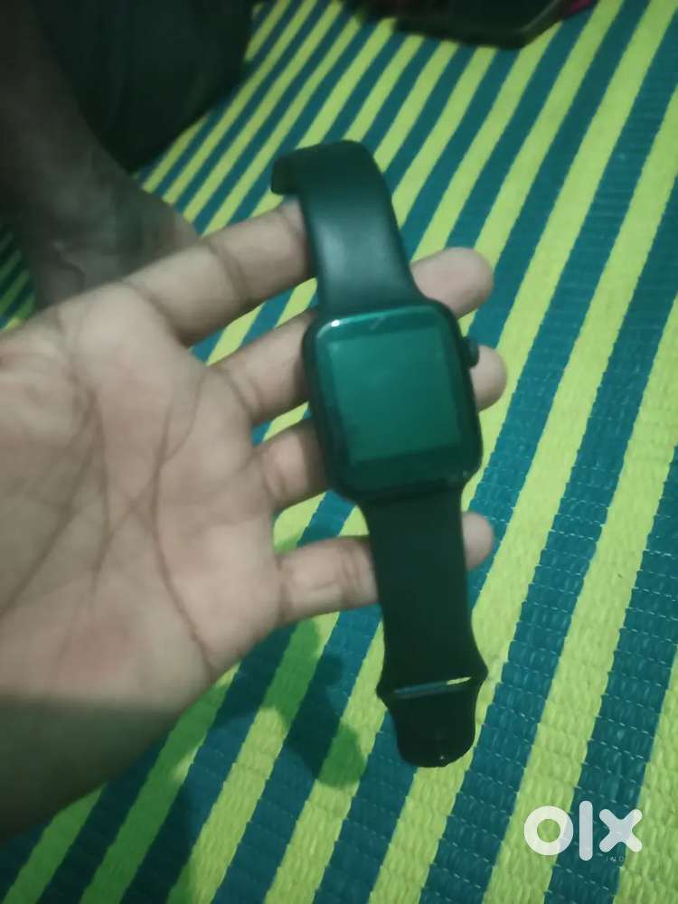 Very less used smartwatch.just like a new item with bill box and charg