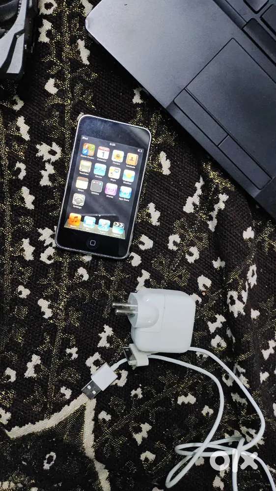 Apple ipod touch 8GB MP3 music player wifi+ bluetooth  good