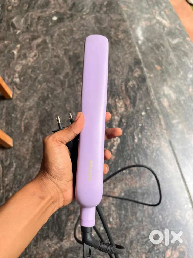 Philips hair straightener with one year warranty for just rupees 1000
