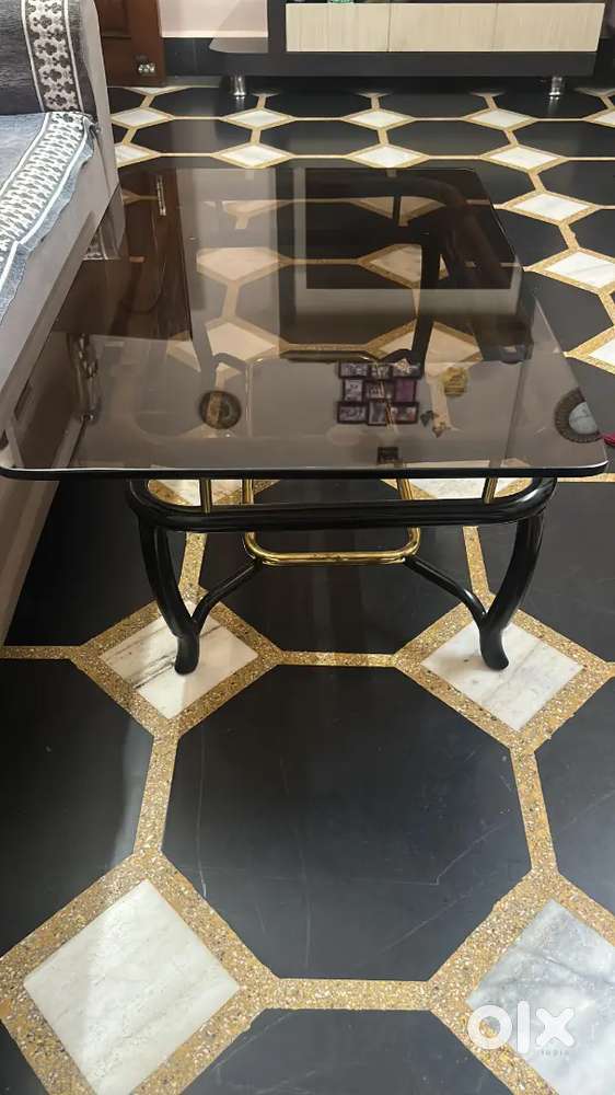 Centre glass table