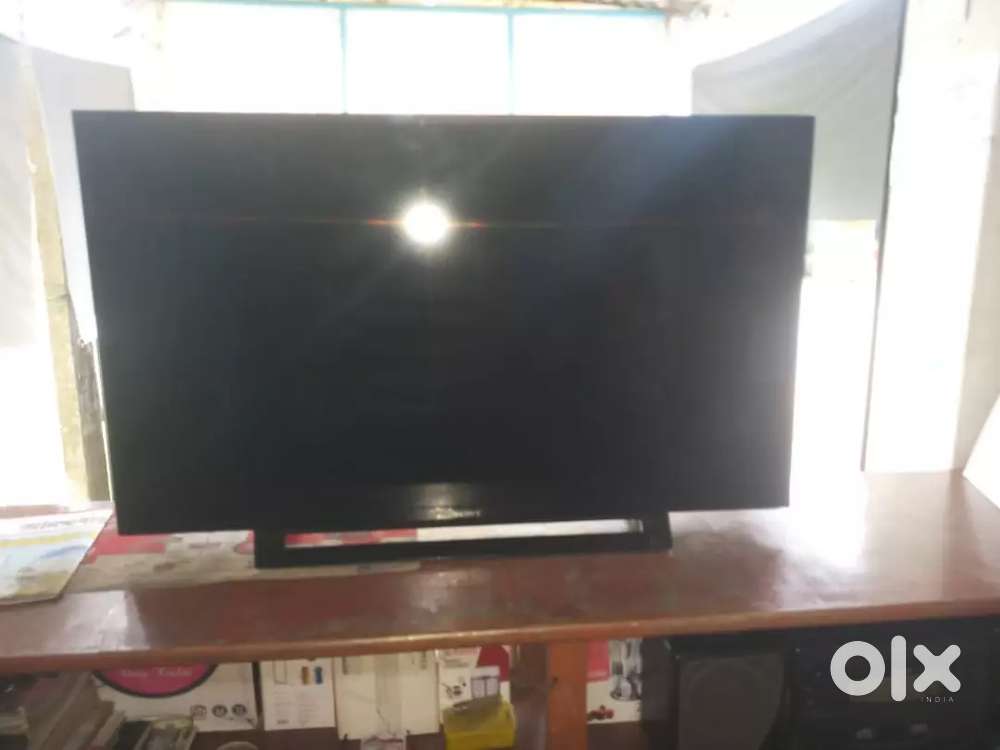 40 INCH SONY BRAVIA.  SOUND OK BUT NO DISPLAY PROB. CON.  LIKE NEW.