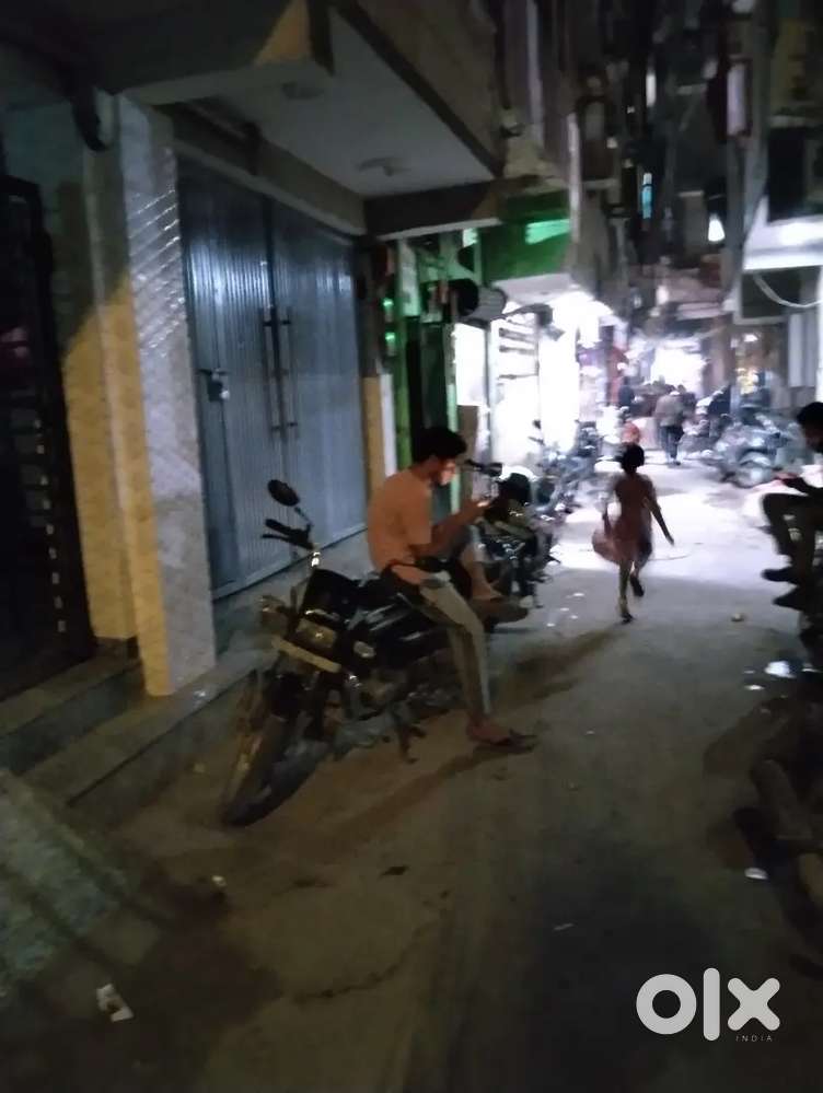 N block Abul Fazal me Besment me ek kamra hai bathroom nhi hai