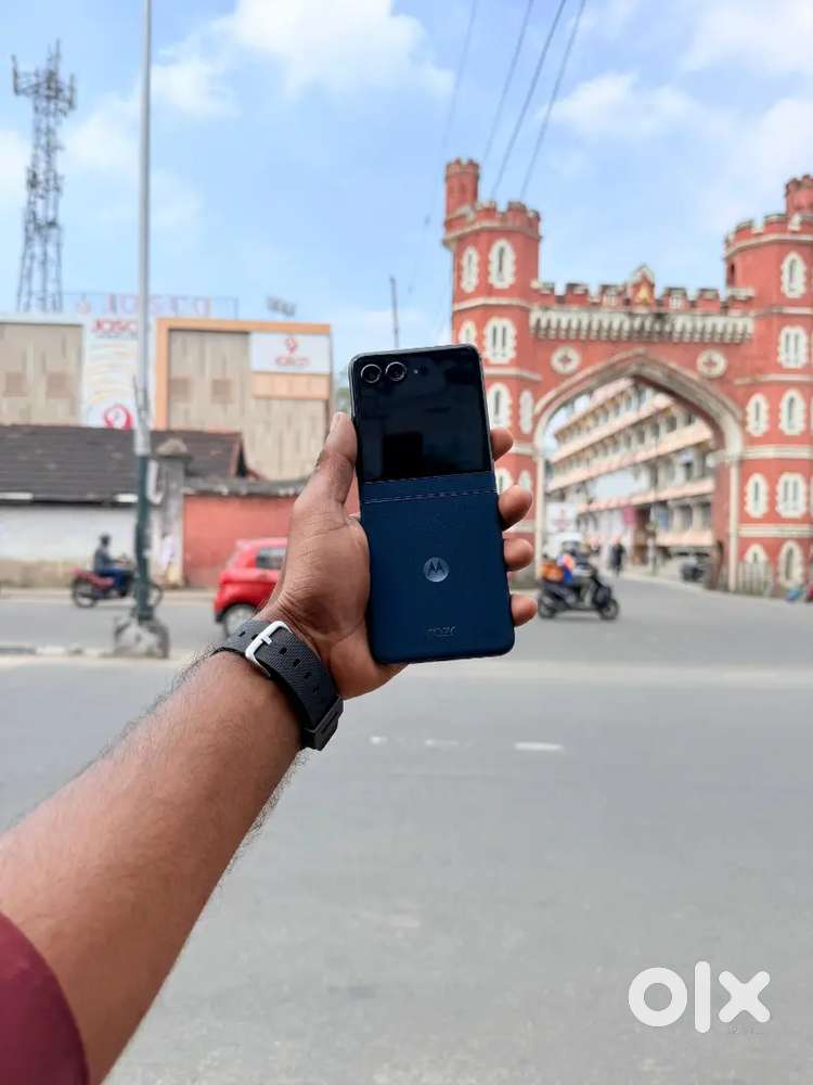 MOTO RAZR 60 8 GB 256 GB BLUE COLOUR WARRANTY REMAINING