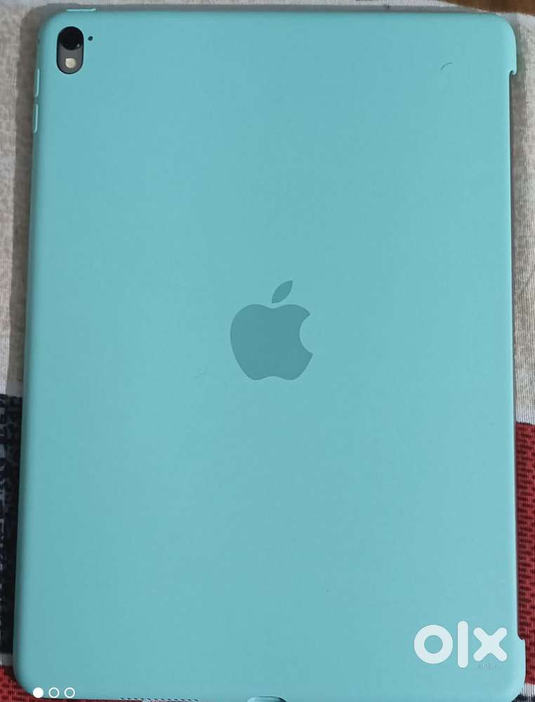 Apple iPad Pro 9.7 inch – 32GB  Wi-Fi  Good Condition  Slight Crack