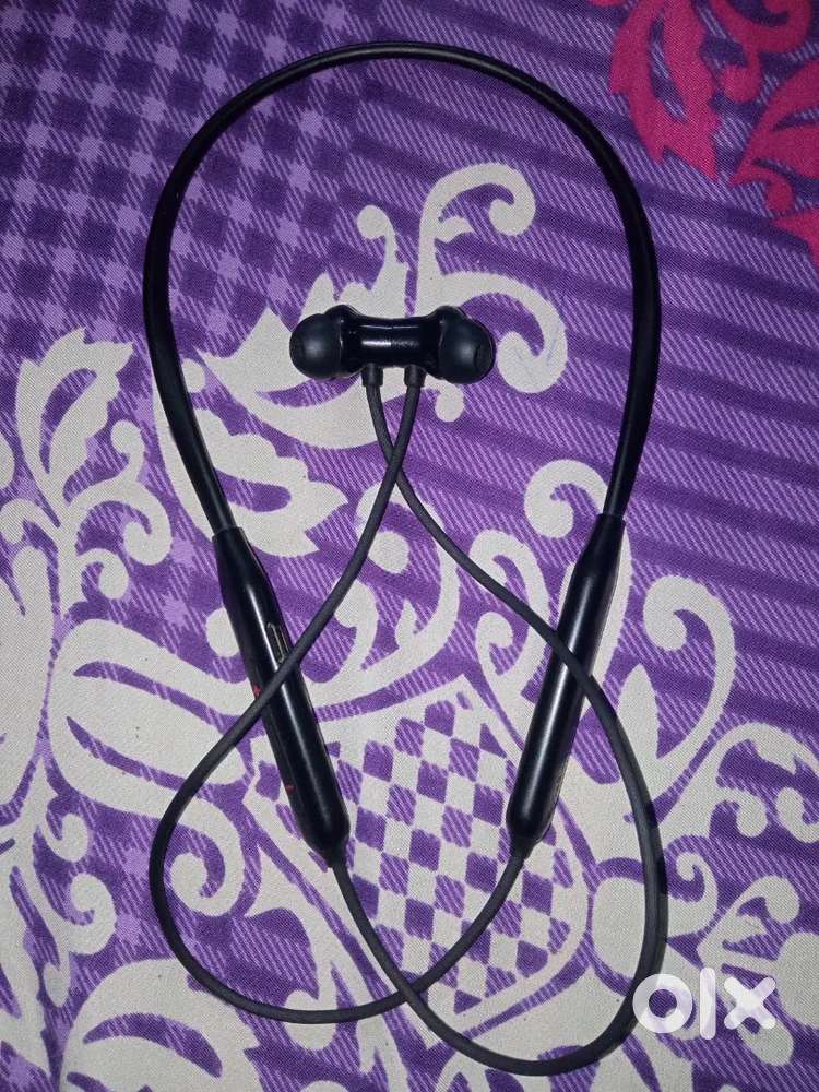 Warranty mai hai abhi one plus ka hai..