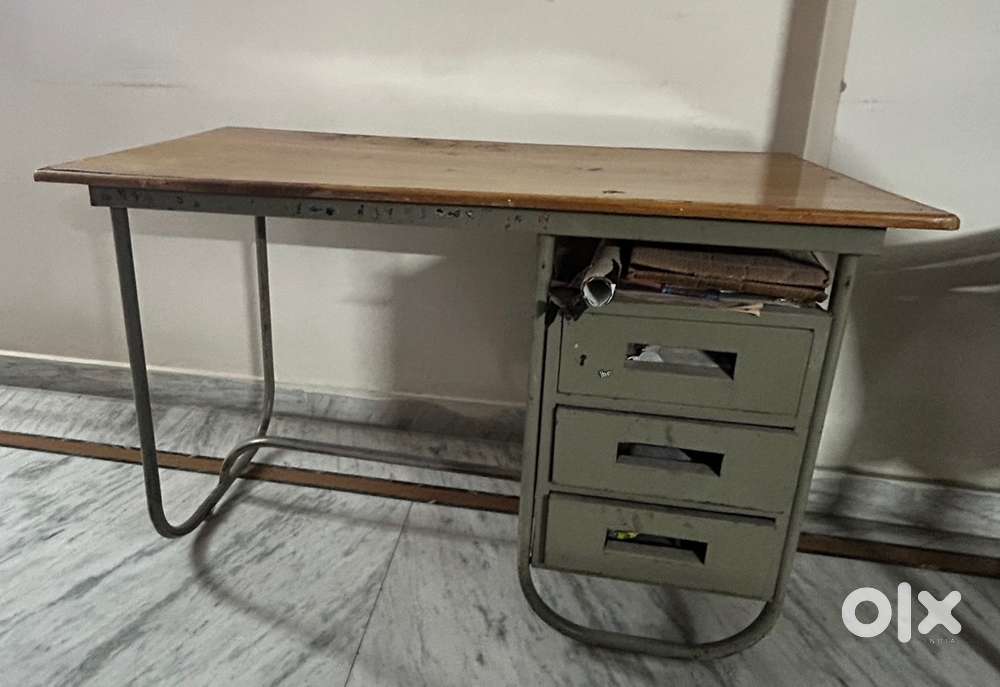 Office table/computer table/study table