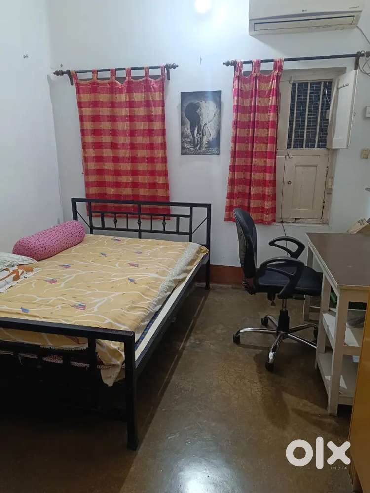 Male pg single furnished room available near Rabindra Sarabar Metro.