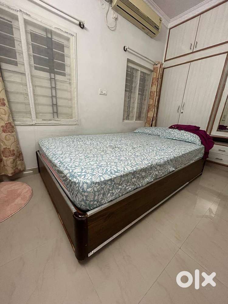 King size cot with storage,good condition