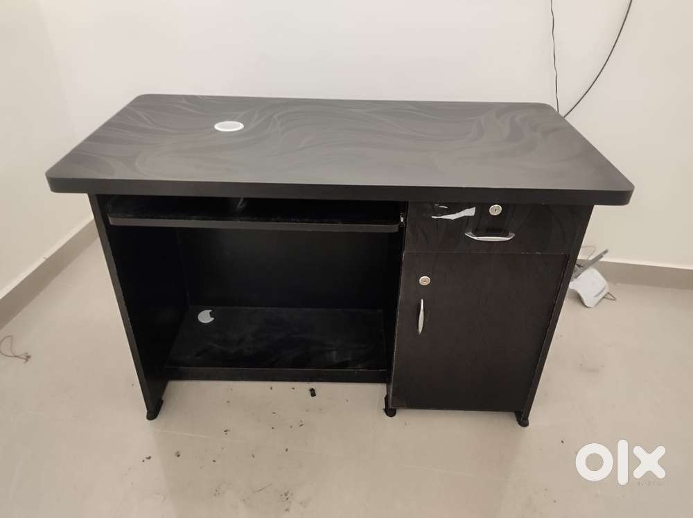 Computer table with keyboard tray