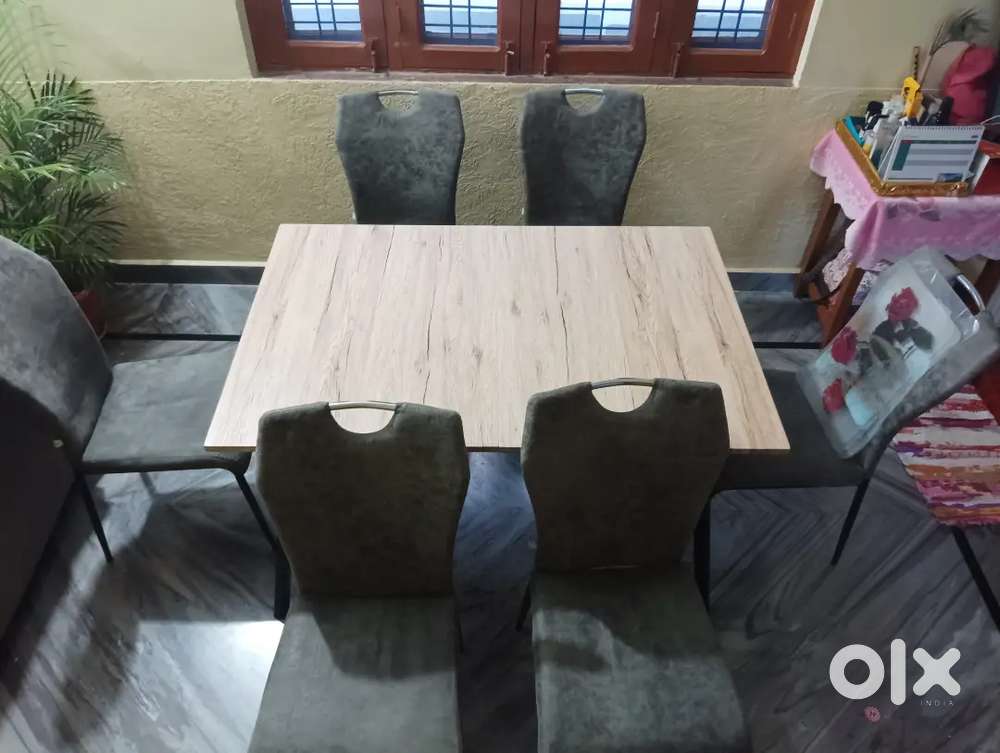 Nilkamal dining table 4 cum 6 sitter sale  price 12000
