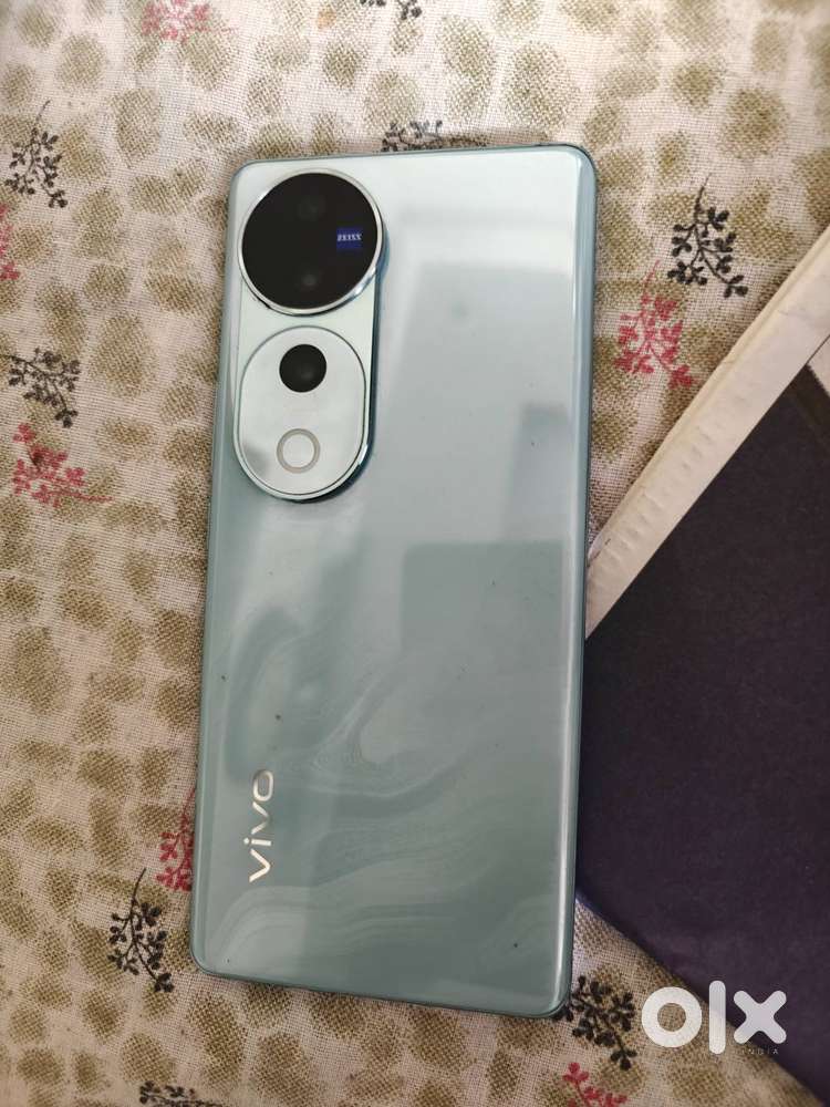 Vivo v40 pro 8/256 with 2 year of warranty card