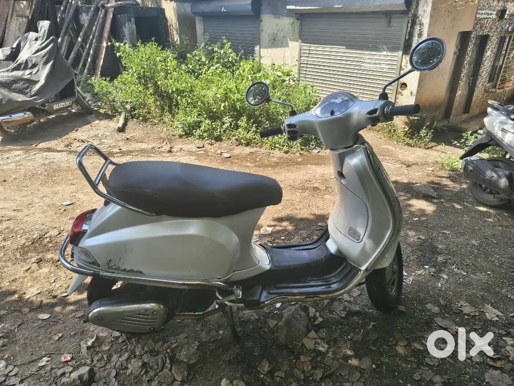 Good condition pearl White vespa 125