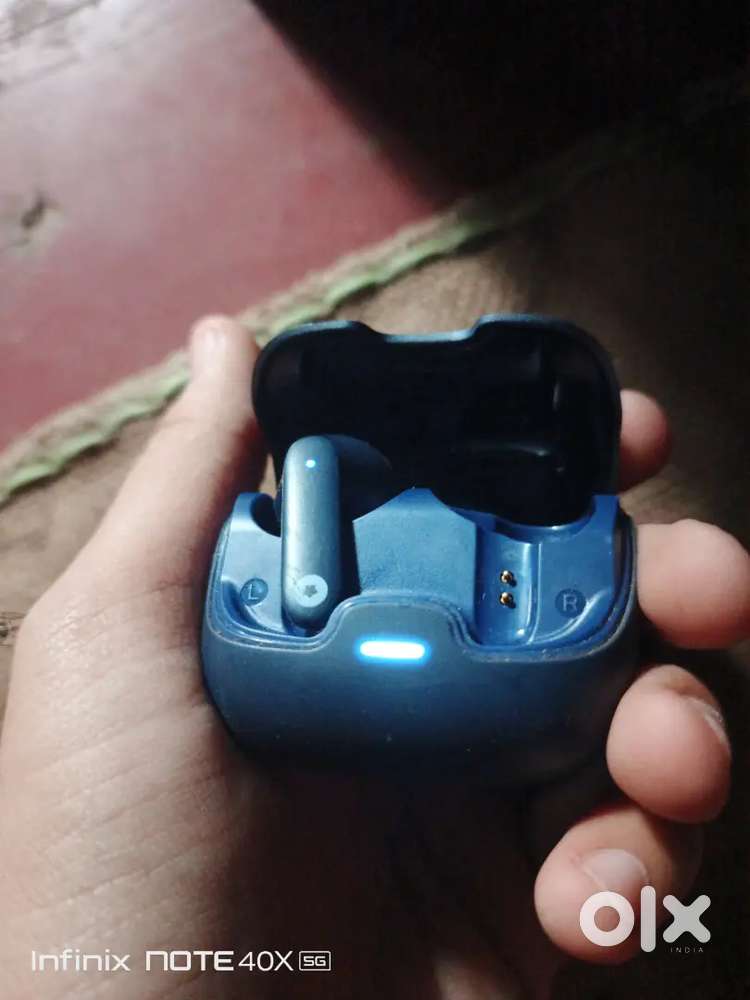 Ek Bolt ka airport hai jo jiska charging case Hai charging cable hai