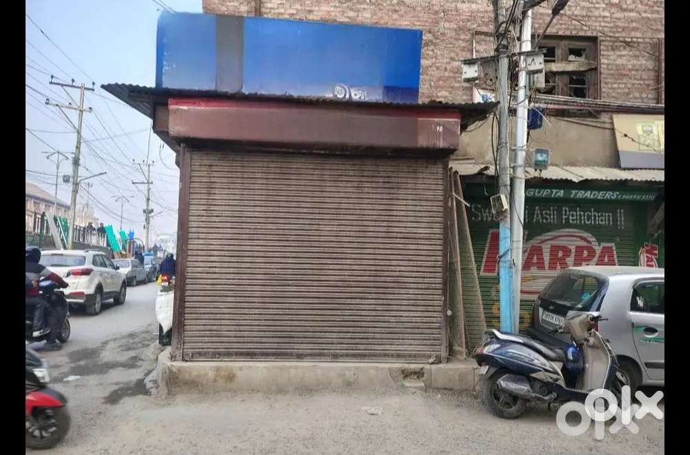 Shop for rent in Lal chowk beside tunnel