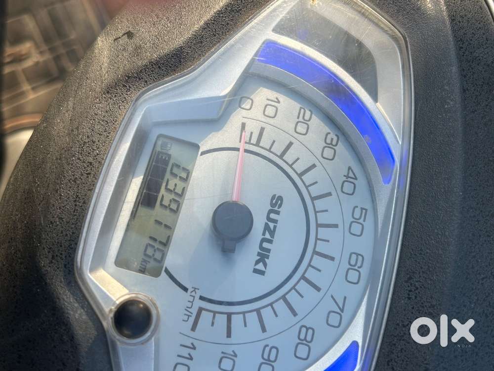 suzuki access 125 good condition white colour with two mirrors