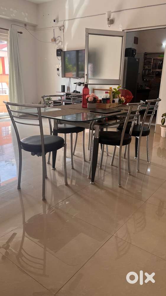 6-seater dining table with chairs included