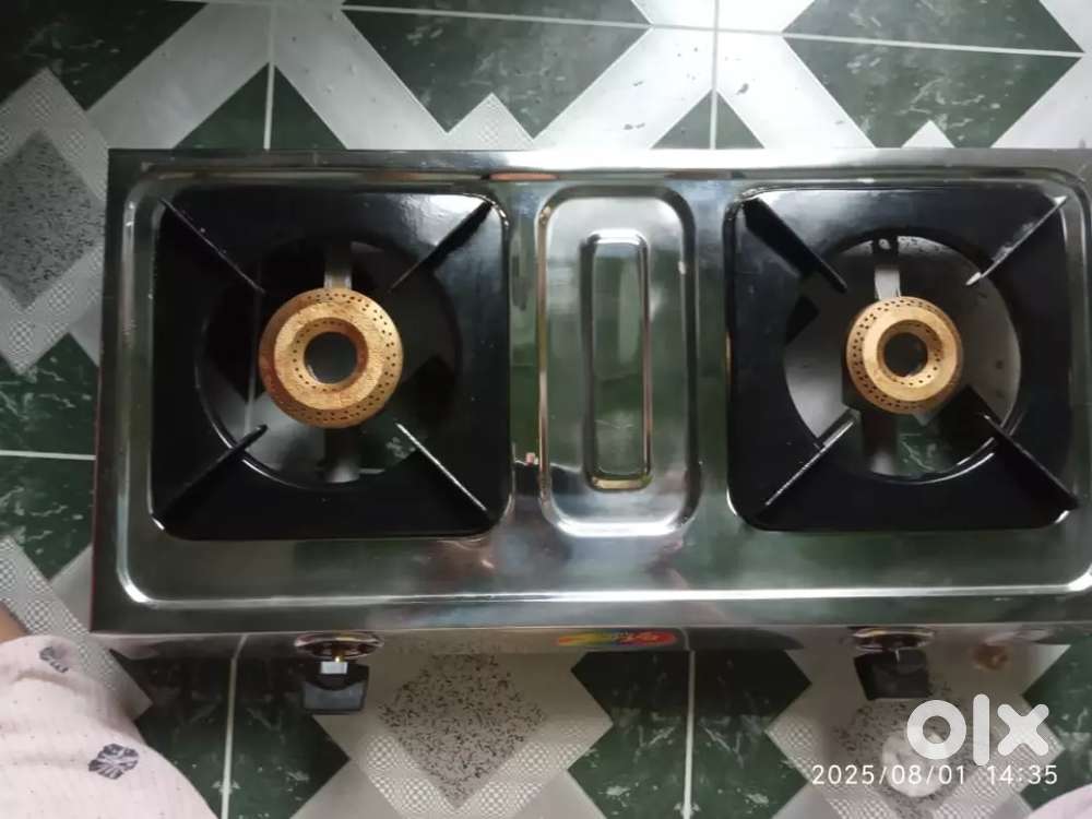 Gas stove with straightener